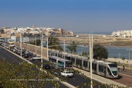 Image du Maroc Professionnelle de  Le Tram longe le fleuve Bouregrag et se dirige vers la ville de Salé derrière lui une vue de la kasbah des Oudaïas de Rabat est une magnifique petite forteresse surplombant l'embouchure du fleuve Bouregreg érigée par les Almoravides pour lutter contre les tribus Berghouatas, elle séduit par sa quiétude et sa lumière.  Jeudi 20 Octobre 2011. (Photo / Abdeljalil Bounhar) 